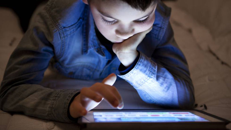 Instan a limitar el uso de las pantallas en niños y jóvenes