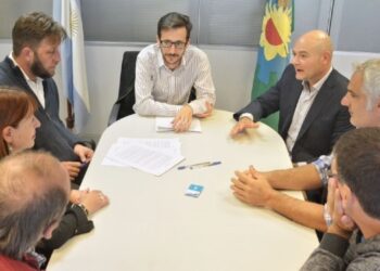 Coronel Dorrego. El intendente Reyes firmó convenios con la provincia para obras públicas y viviendas