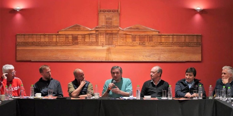 Máximo Kirchner presidió una reunión del peronismo bonaerense en Monte Hermoso
