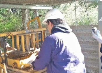 Alumnos de la secundaria técnica experimentan con bloques de material reciclable y construyen un aula