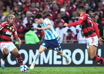 Baltasar Rodríguez jugando para Racing ante Flamengo de Brasil