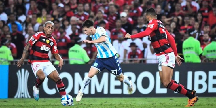 Baltasar Rodríguez jugando para Racing ante Flamengo de Brasil