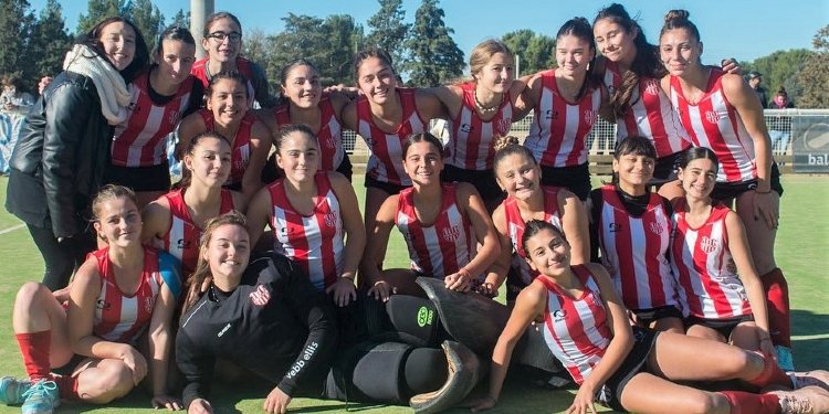 Equipo Sub-16 de hockey femenino de Atlético Monte Hermoso