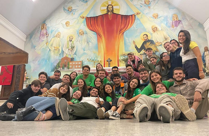 Grupo de jóvenes buscando sonrisas de bahía blanca