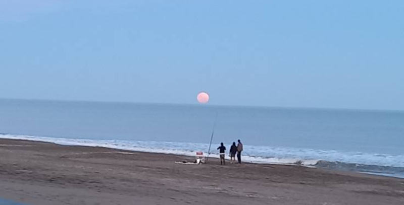 La luna frente al mar
