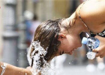 Mujer refrescándose por las altas temperaturas