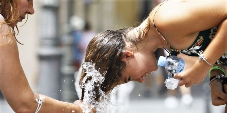 Mujer refrescándose por las altas temperaturas