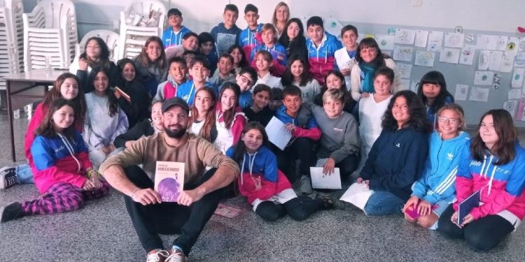 Santiago Bresciano con chicos y chicas de la Escuela Primaria 1