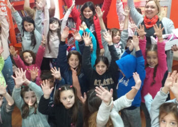 Taller creamos con papeles de colores en la biblioteca popuar