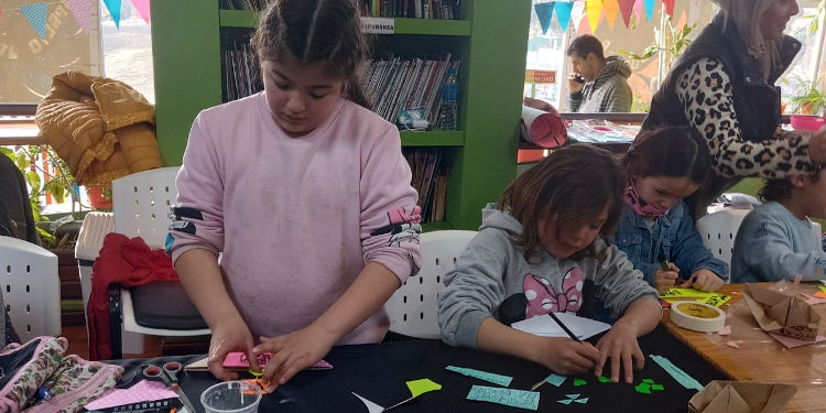 Taller para chicos en la biblioteca popular de monte hermoso