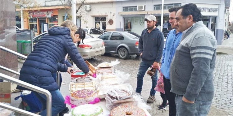 Venden tortas para que alumnos de una escuela de Coronel Pringles puedan viajar a Monte Hermoso