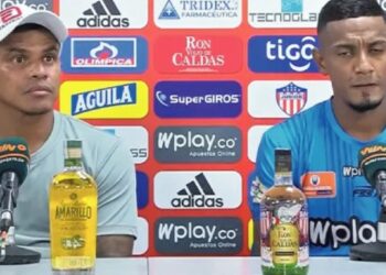 En una conferencia de prensa de un equipo colombiano, había botellas de Ron, de la marca que sponsorea al equipo