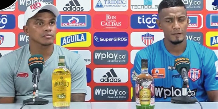 En una conferencia de prensa de un equipo colombiano, había botellas de Ron, de la marca que sponsorea al equipo