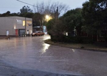 Calle inundada por la intensa lluvia