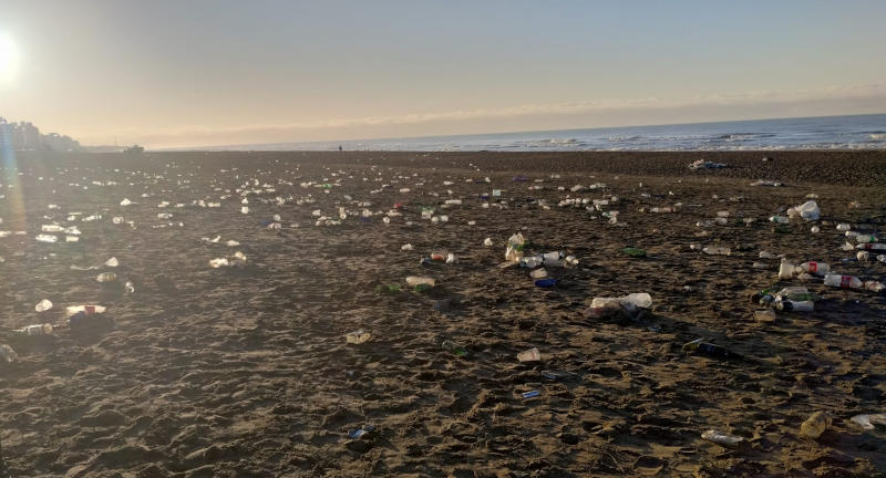 Basura arrojada en la playa durante la fiesta de la primavera en Monte Hermoso