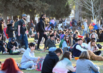Bahía Blanca se adelantó a la primavera y miles de personas celebraron en el Parque de Mayo