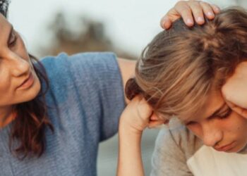 Madre conversando con su hijo