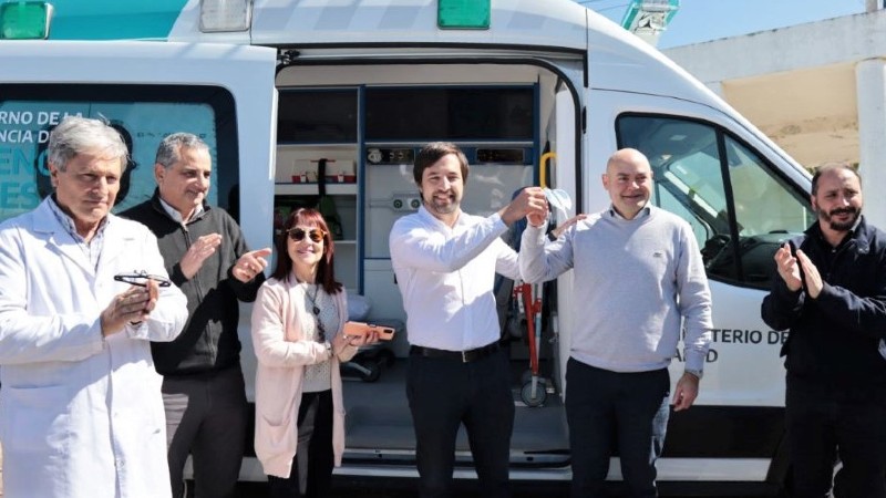 Nicolás Kreplak entregando una ambulancia de alta complejidad en Monte Hermoso