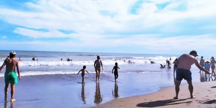 Playa de Monte Hermoso en temporada