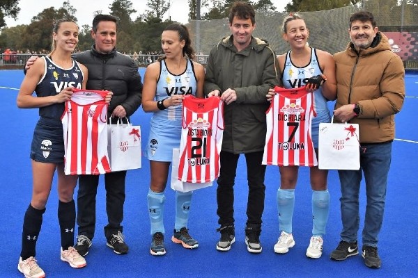 Reconocimiento a las jugadoras de Las Leonas y Las Leoncitas