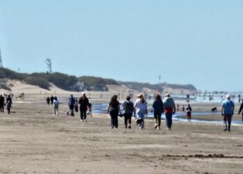 Gente caminando en la playa de Monte Hermoso