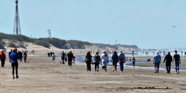 Gente caminando en la playa de Monte Hermoso