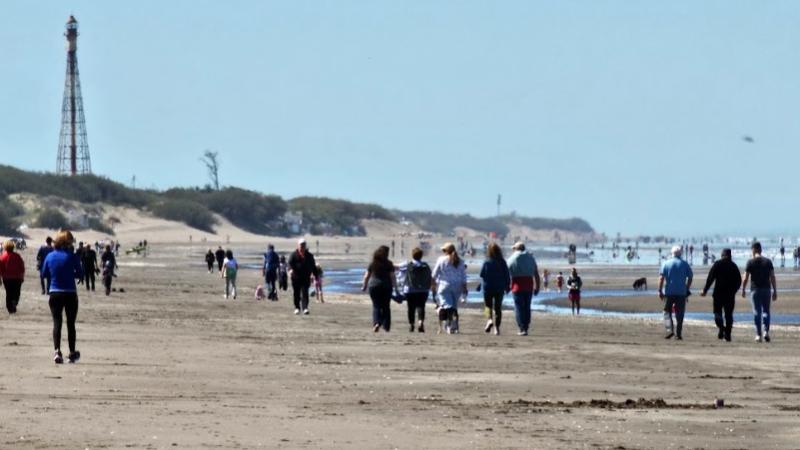 Gente caminando en la playa de Monte Hermoso