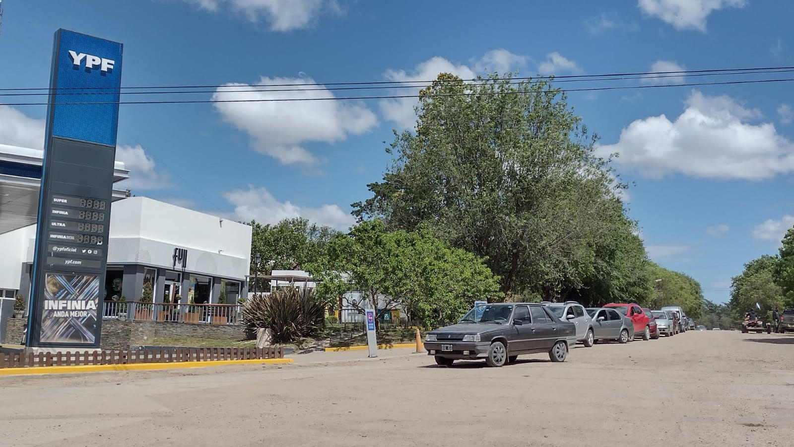 Colas para cargar nafta en Sierra de la Ventana