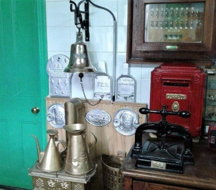 Elementos en el interior de la vieja estación de trenes de Sierra de la Ventana