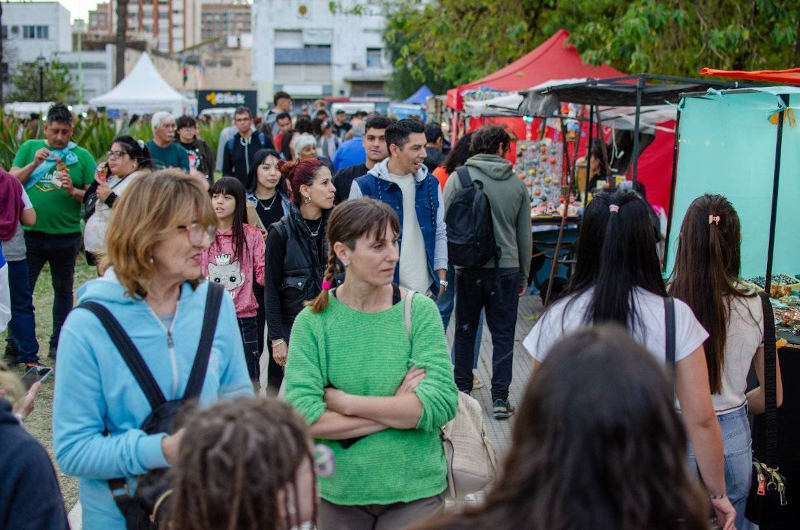 Encuentro nacional de artesanos en la plaza Rivadavia Bahía Blanca