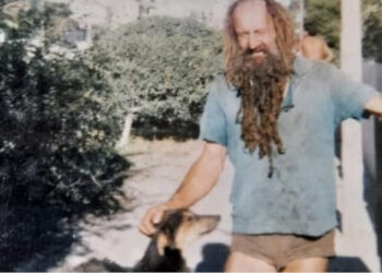 Leif Larsen con su perro chocolate