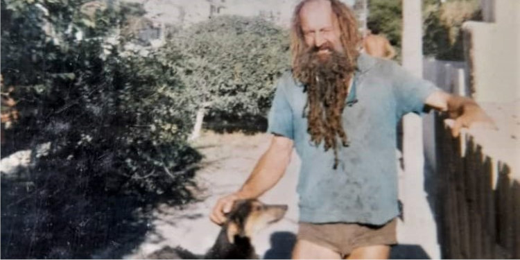 Leif Larsen con su perro chocolate