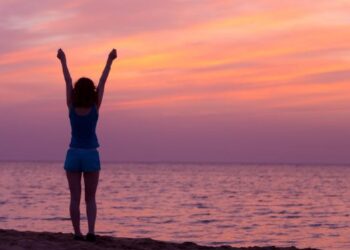 Mujer viendo el atardecer