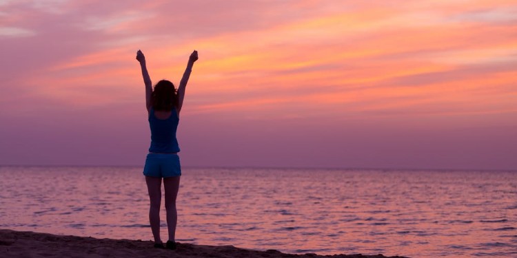 Mujer viendo el atardecer