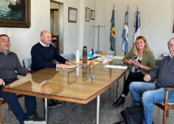 Raúl Reyes y representantes del Sindicato de Trabajadores Municipales