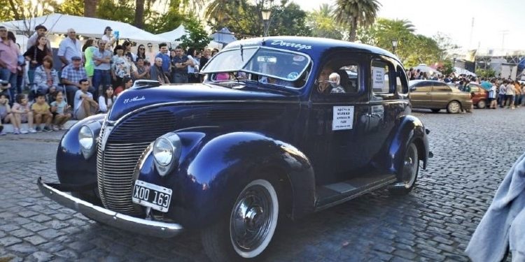 Auto antiguo en la Fiesta de las Llanuras