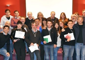 Empleados municipales que completaron sus estudios secundarios merced al Programa FinEs recibieron su título