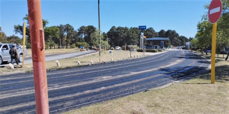 Obras de asfaltado en el ingreso a la terminal de ómnibus de Monte Hermoso y en el sector aledaño