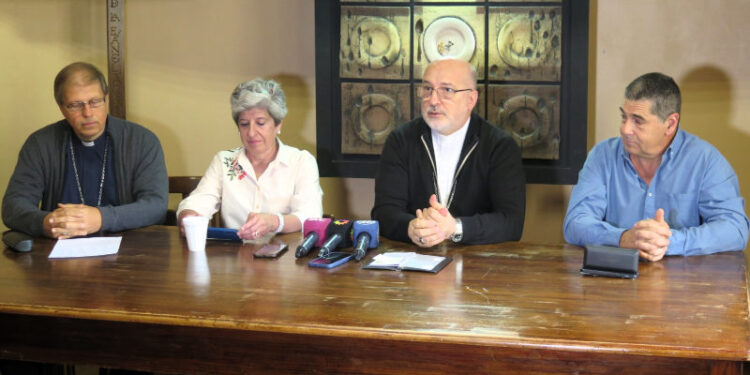 Jorge Wanger, Valerie Aimé, fray Carlos Azpiroz Costa y Luis Collado durante la confrencia de prensa