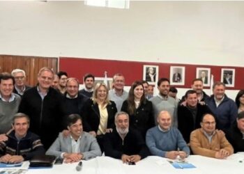 Raúl Reyes junto a mandatarios municipales radicales