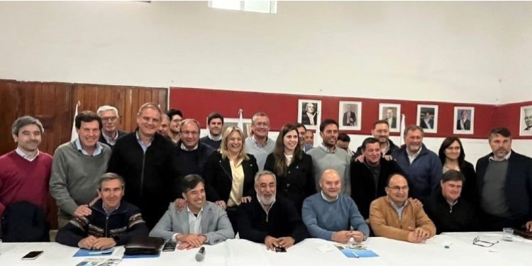 Raúl Reyes junto a mandatarios municipales radicales