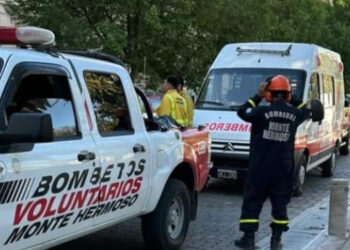 Bomberos de Monte Hermoso ayudando en Bahía Blanca tras el temporal