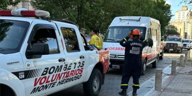 Bomberos de Monte Hermoso ayudando en Bahía Blanca tras el temporal