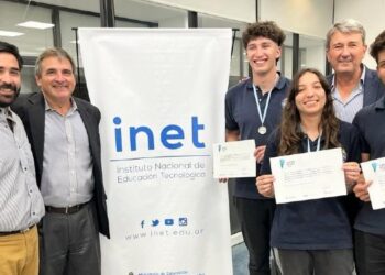 Charla de los estudiantes de la Escuela Técnica premiados recientemente en una olimpiada nacional
