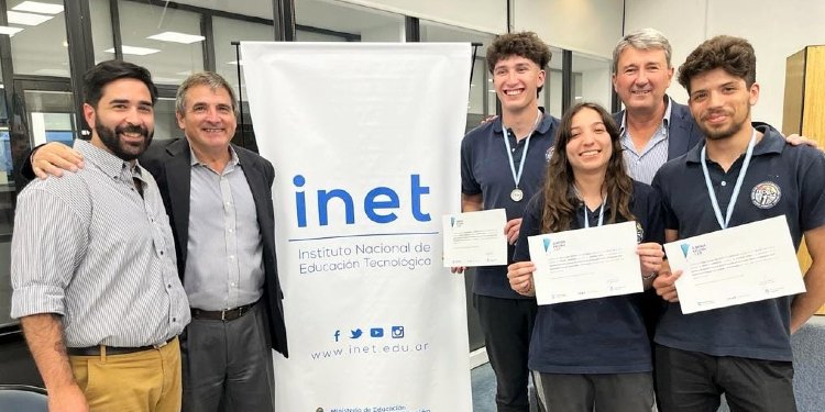 Charla de los estudiantes de la Escuela Técnica premiados recientemente en una olimpiada nacional