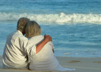 Pareja abrazada en la playa