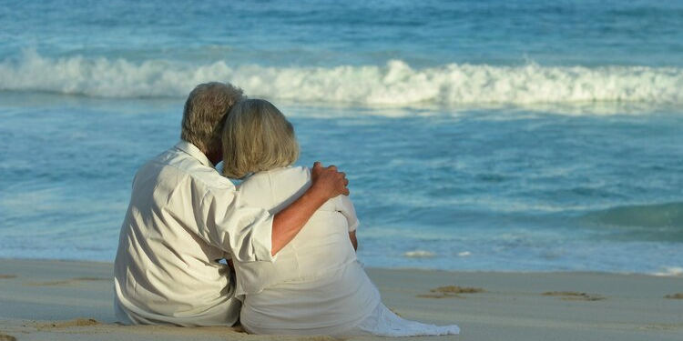 Pareja abrazada en la playa