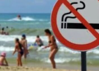 En Mar del Plata ya está en vigencia la ordenanza que prohíbe fumar en la playa