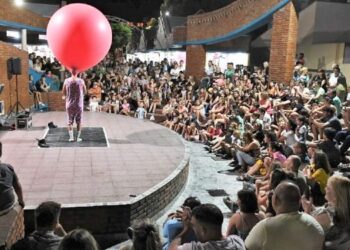 Espectáculos en el anfiteatro, teatro y charlas mientras rueda la primera bola en el casino. Agenda completa
