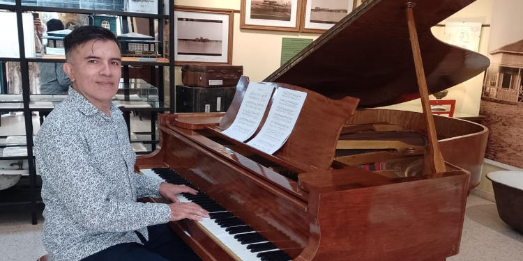 Claus interpretará obras con el legendario piano de Mario Costa